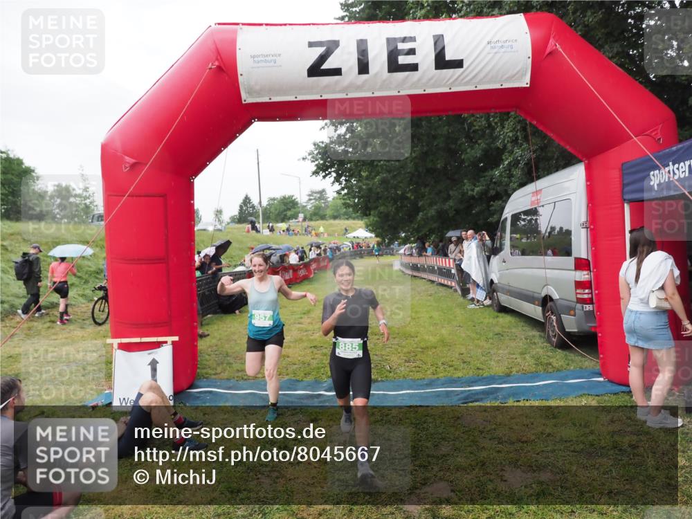 21.06.2025 - 27. Vierlanden-Triathlon MichiJ http://msf.ph/oto/8045667 15.06.2026 13:53:29 Ziel 115, 885, 957 meine-sportfotos.de