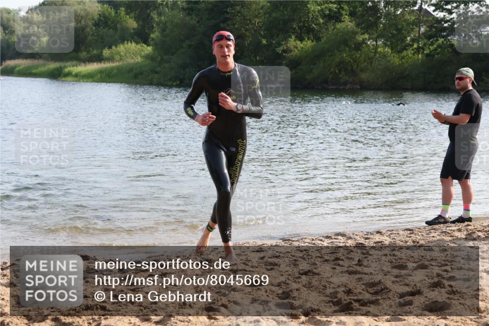 15.06.2025 - 27. Vierlanden-Triathlon Lena Gebhardt http://msf.ph/oto/8045669 15.06.2025 08:40:18 Schwimmen 67, 82 meine-sportfotos.de