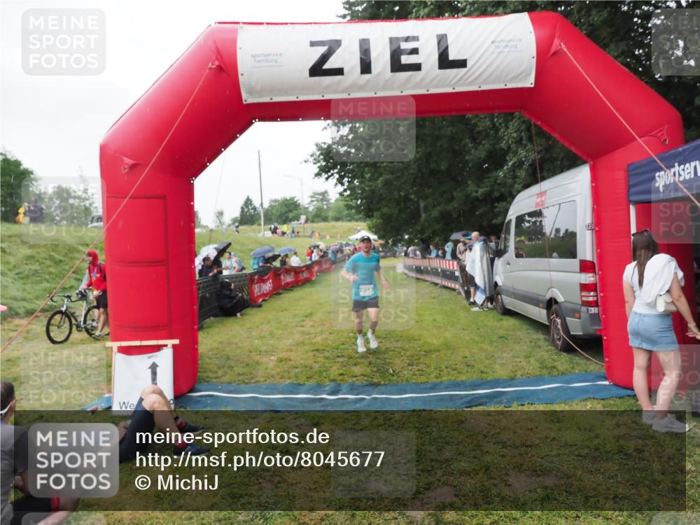 21.06.2025 - 27. Vierlanden-Triathlon MichiJ http://msf.ph/oto/8045677 15.06.2026 13:53:39 Ziel 653 meine-sportfotos.de
