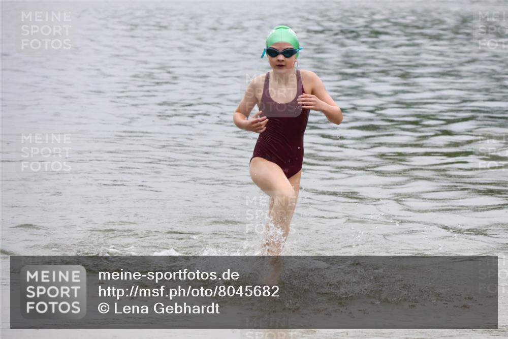 21.06.2025 - 27. Vierlanden-Triathlon Lena Gebhardt http://msf.ph/oto/8045682 15.06.2025 14:51:12 Schwimmen  meine-sportfotos.de