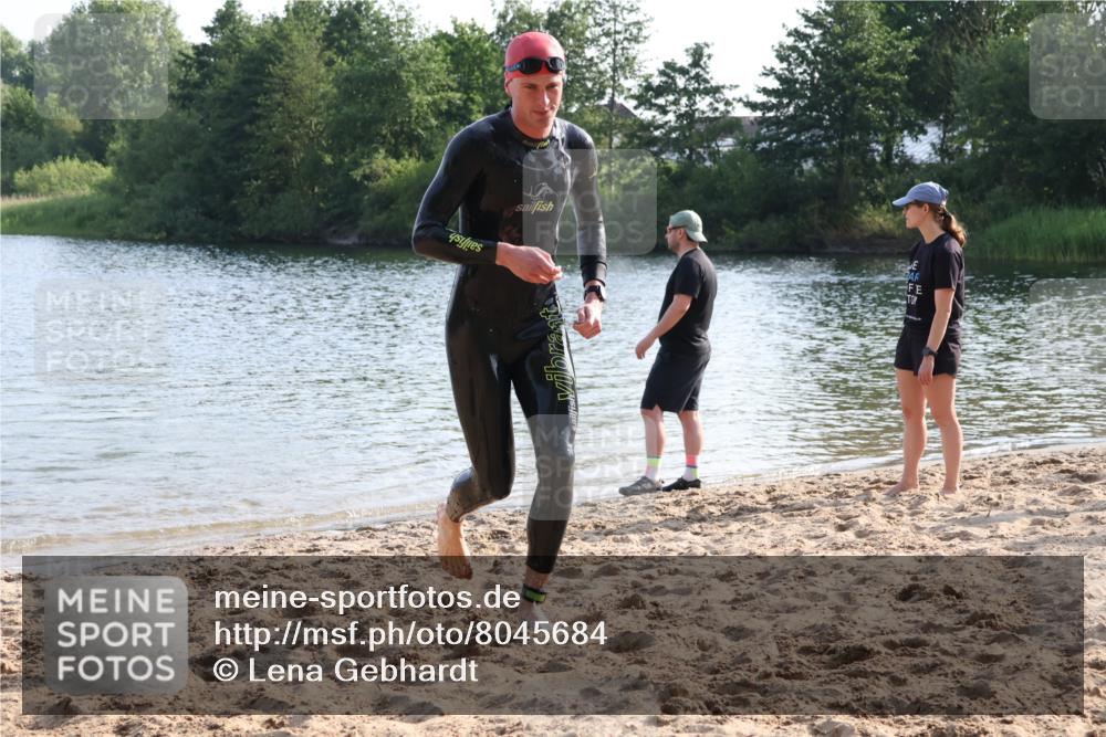 15.06.2025 - 27. Vierlanden-Triathlon Lena Gebhardt http://msf.ph/oto/8045684 15.06.2025 08:40:19 Schwimmen 67, 82 meine-sportfotos.de