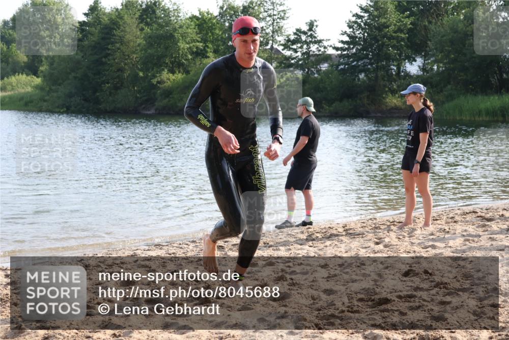 15.06.2025 - 27. Vierlanden-Triathlon Lena Gebhardt http://msf.ph/oto/8045688 15.06.2025 08:40:19 Schwimmen 67, 82 meine-sportfotos.de