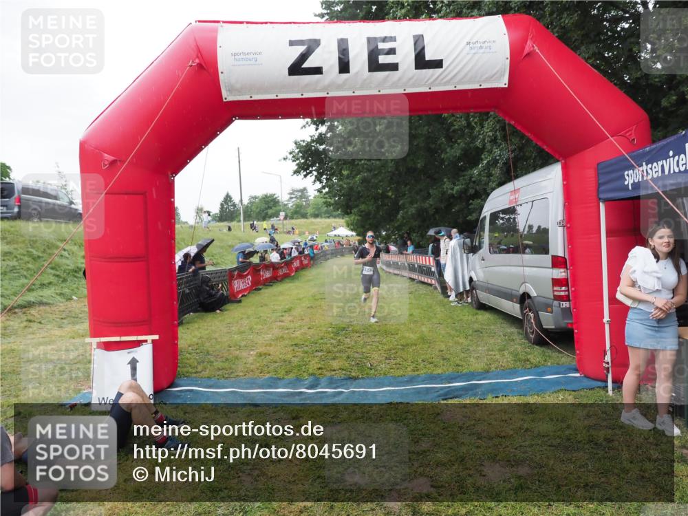 21.06.2025 - 27. Vierlanden-Triathlon MichiJ http://msf.ph/oto/8045691 15.06.2026 13:53:55 Ziel 1143 meine-sportfotos.de