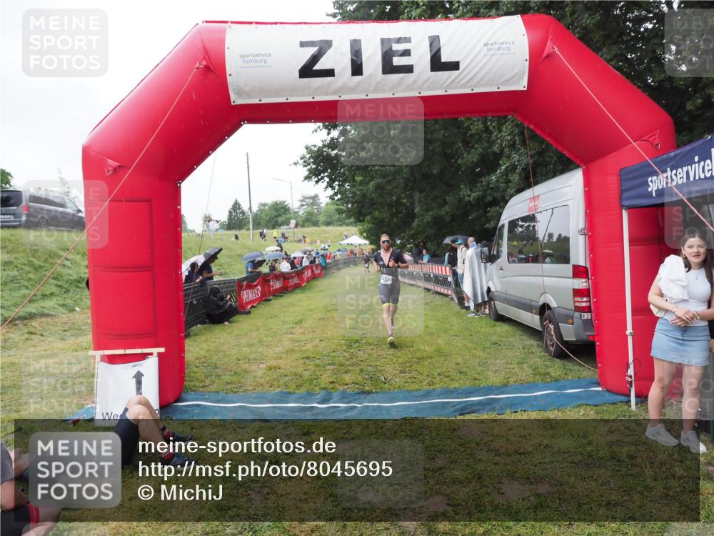 21.06.2025 - 27. Vierlanden-Triathlon MichiJ http://msf.ph/oto/8045695 15.06.2026 13:53:55 Ziel 1143 meine-sportfotos.de