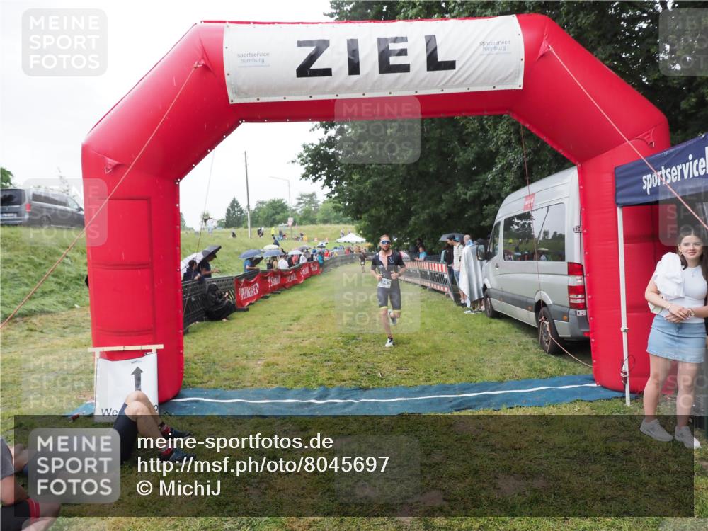 21.06.2025 - 27. Vierlanden-Triathlon MichiJ http://msf.ph/oto/8045697 15.06.2026 13:53:55 Ziel 1143 meine-sportfotos.de