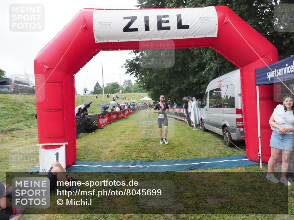 21.06.2025 - 27. Vierlanden-Triathlon MichiJ http://msf.ph/oto/8045699 15.06.2026 13:53:55 Ziel 1143 meine-sportfotos.de