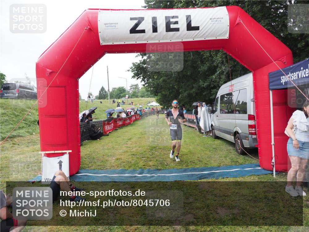 21.06.2025 - 27. Vierlanden-Triathlon MichiJ http://msf.ph/oto/8045706 15.06.2026 13:53:56 Ziel 1143 meine-sportfotos.de