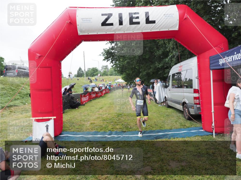 21.06.2025 - 27. Vierlanden-Triathlon MichiJ http://msf.ph/oto/8045712 15.06.2026 13:53:56 Ziel 1143 meine-sportfotos.de
