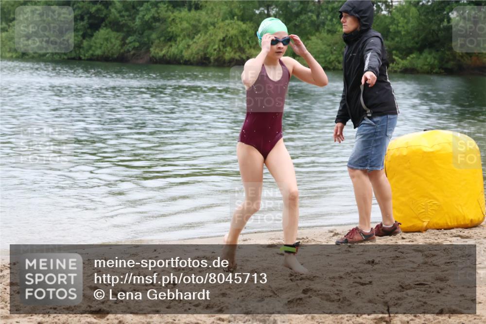 21.06.2025 - 27. Vierlanden-Triathlon Lena Gebhardt http://msf.ph/oto/8045713 15.06.2025 14:51:14 Schwimmen  meine-sportfotos.de