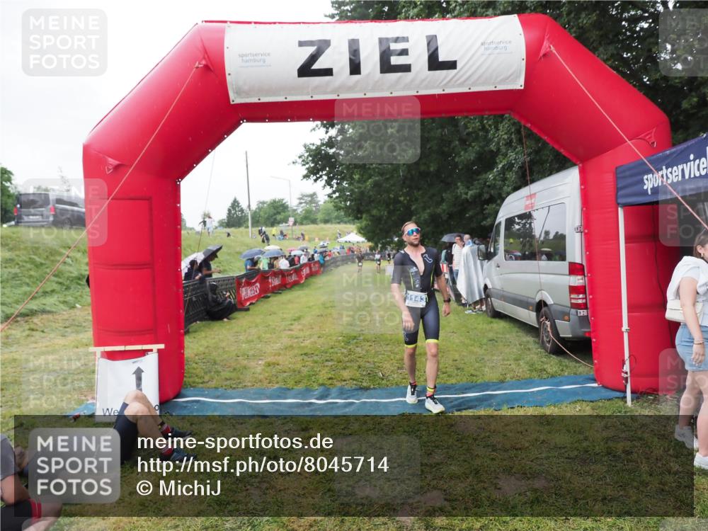 21.06.2025 - 27. Vierlanden-Triathlon MichiJ http://msf.ph/oto/8045714 15.06.2026 13:53:56 Ziel 1143 meine-sportfotos.de