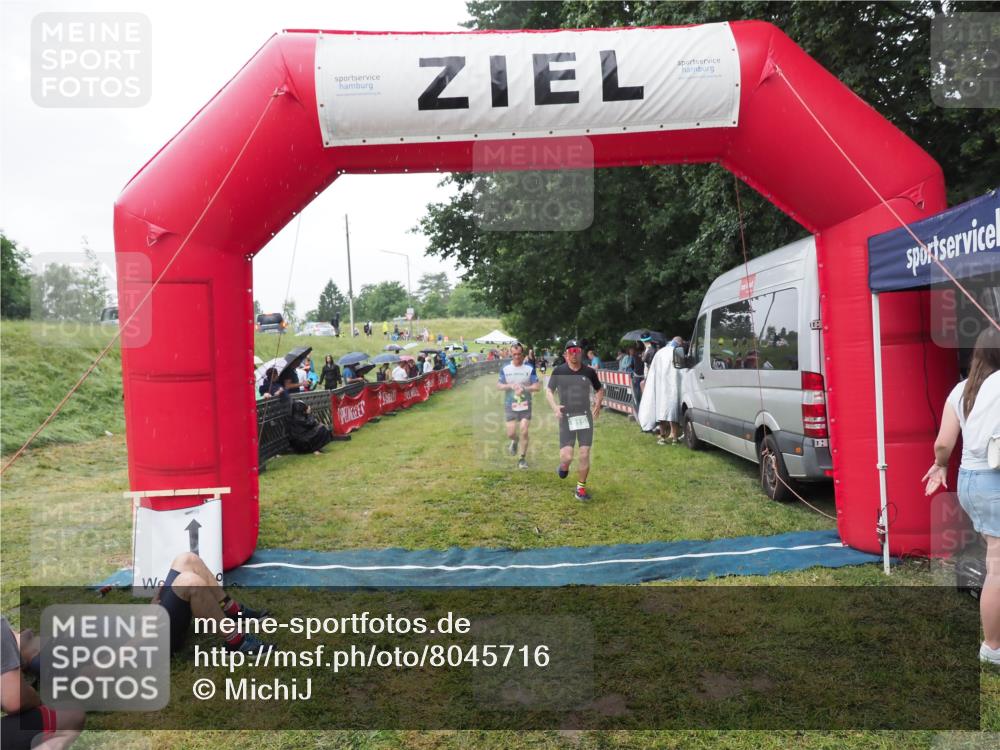 21.06.2025 - 27. Vierlanden-Triathlon MichiJ http://msf.ph/oto/8045716 15.06.2026 13:54:04 Ziel 90, 815 meine-sportfotos.de