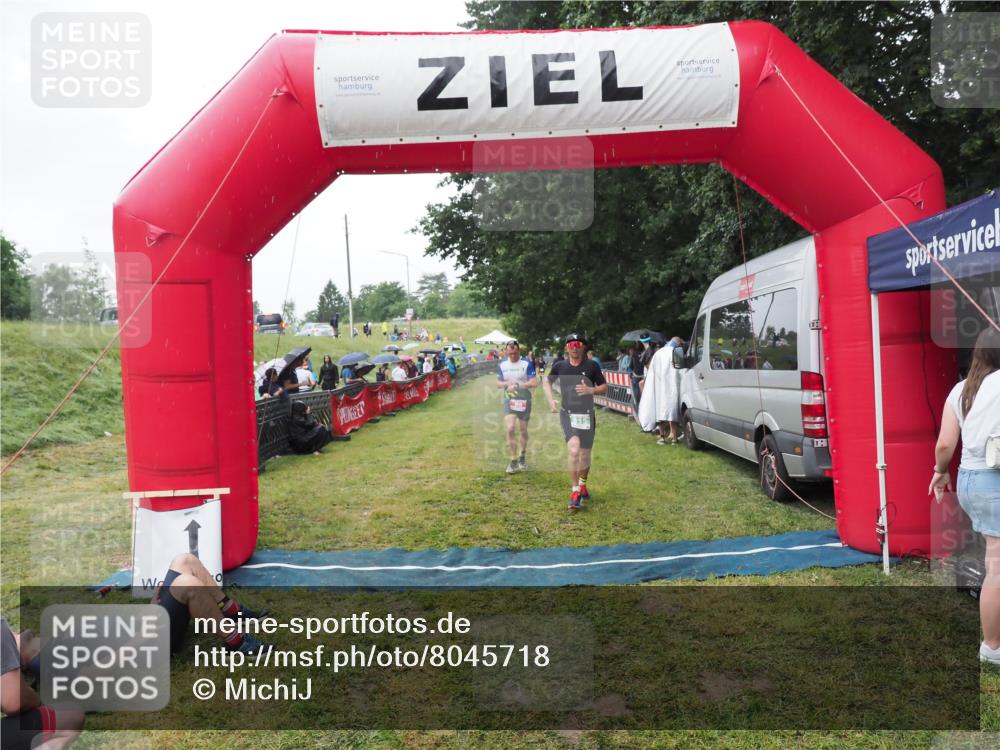 21.06.2025 - 27. Vierlanden-Triathlon MichiJ http://msf.ph/oto/8045718 15.06.2026 13:54:04 Ziel 90, 815 meine-sportfotos.de