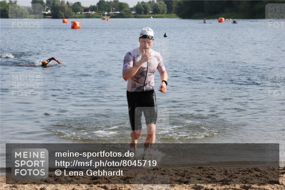 15.06.2025 - 27. Vierlanden-Triathlon Lena Gebhardt http://msf.ph/oto/8045719 15.06.2025 08:40:31 Schwimmen 7 meine-sportfotos.de