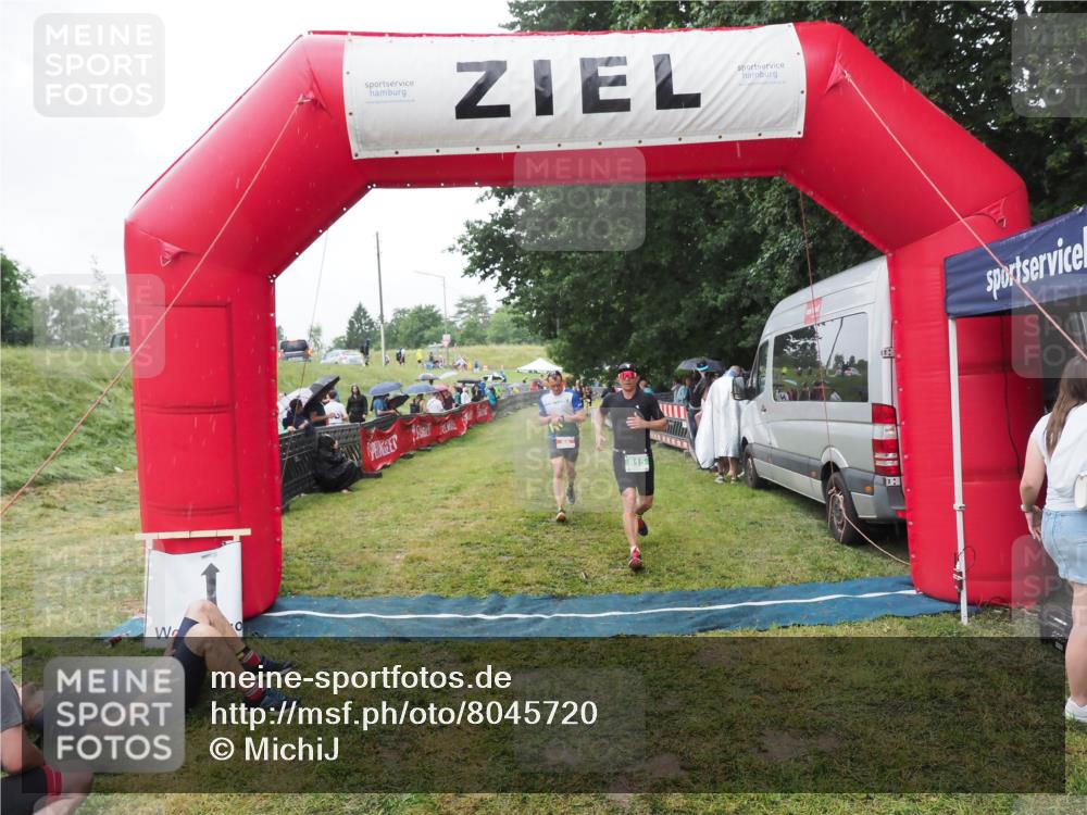 21.06.2025 - 27. Vierlanden-Triathlon MichiJ http://msf.ph/oto/8045720 15.06.2026 13:54:05 Ziel 90, 815 meine-sportfotos.de