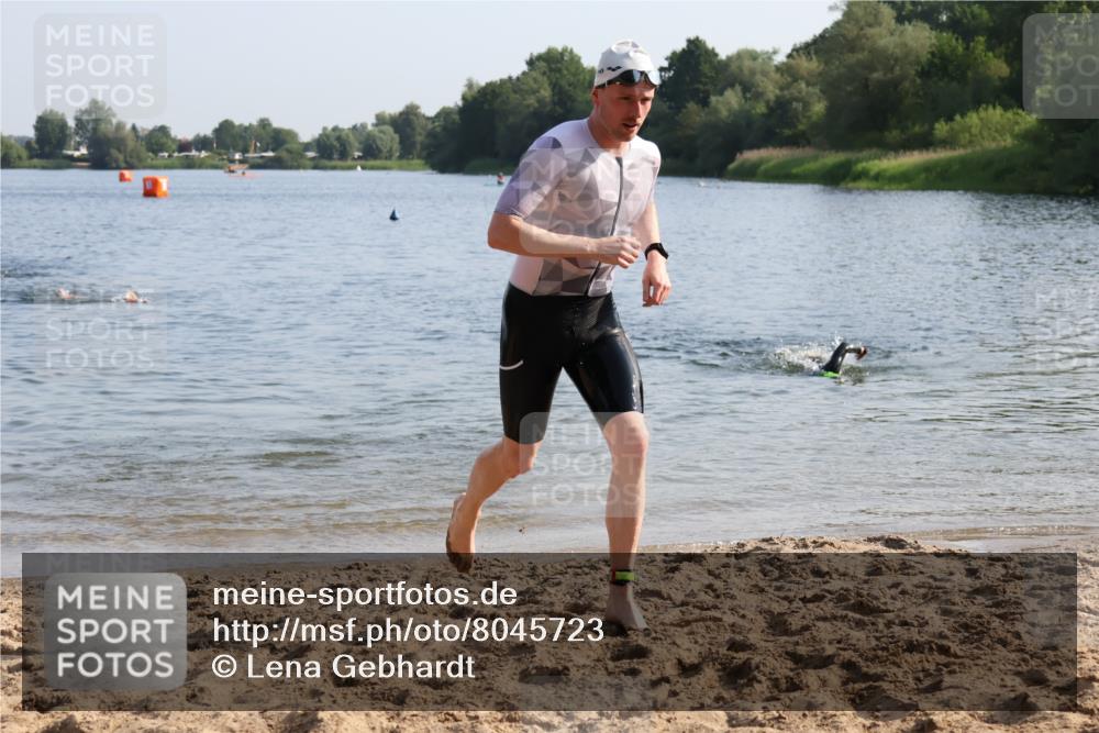 15.06.2025 - 27. Vierlanden-Triathlon Lena Gebhardt http://msf.ph/oto/8045723 15.06.2025 08:40:32 Schwimmen 5, 7 meine-sportfotos.de