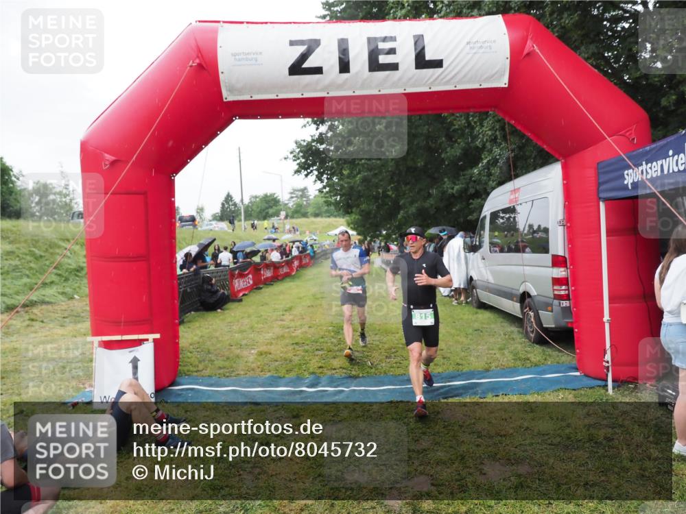 21.06.2025 - 27. Vierlanden-Triathlon MichiJ http://msf.ph/oto/8045732 15.06.2026 13:54:05 Ziel 90, 815 meine-sportfotos.de