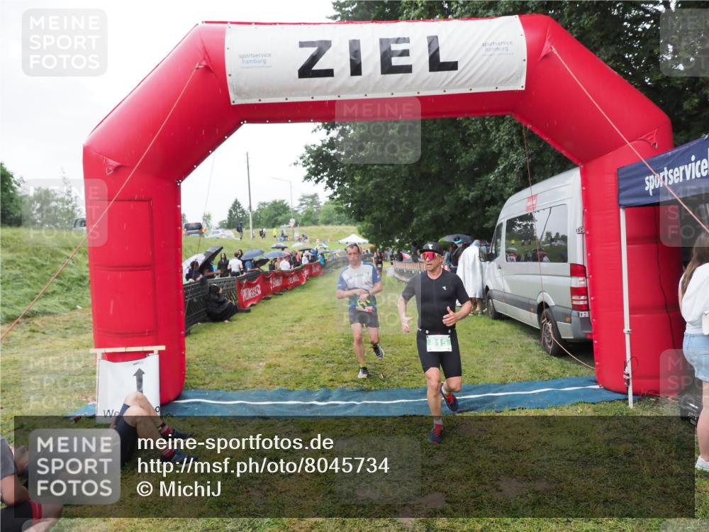 21.06.2025 - 27. Vierlanden-Triathlon MichiJ http://msf.ph/oto/8045734 15.06.2026 13:54:05 Ziel 90, 815 meine-sportfotos.de
