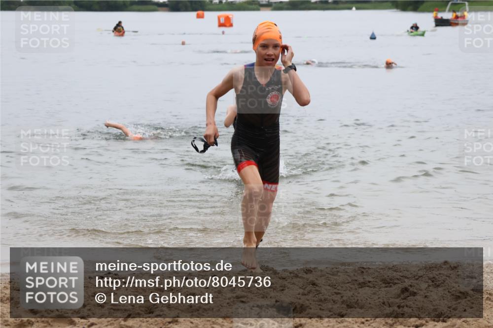 21.06.2025 - 27. Vierlanden-Triathlon Lena Gebhardt http://msf.ph/oto/8045736 15.06.2025 14:51:17 Schwimmen  meine-sportfotos.de