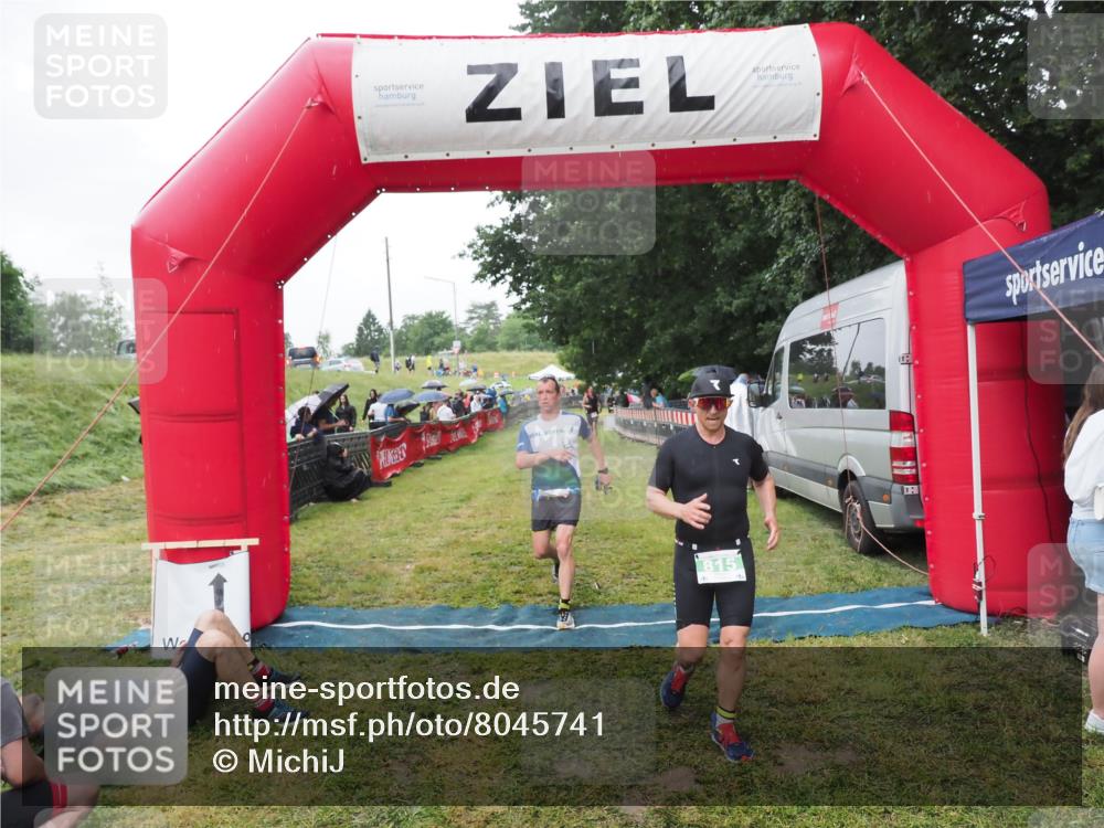 21.06.2025 - 27. Vierlanden-Triathlon MichiJ http://msf.ph/oto/8045741 15.06.2026 13:54:06 Ziel 90, 815 meine-sportfotos.de