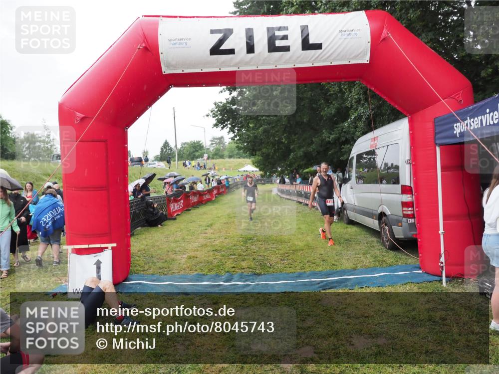 21.06.2025 - 27. Vierlanden-Triathlon MichiJ http://msf.ph/oto/8045743 15.06.2026 13:54:13 Ziel 90, 125, 719 meine-sportfotos.de