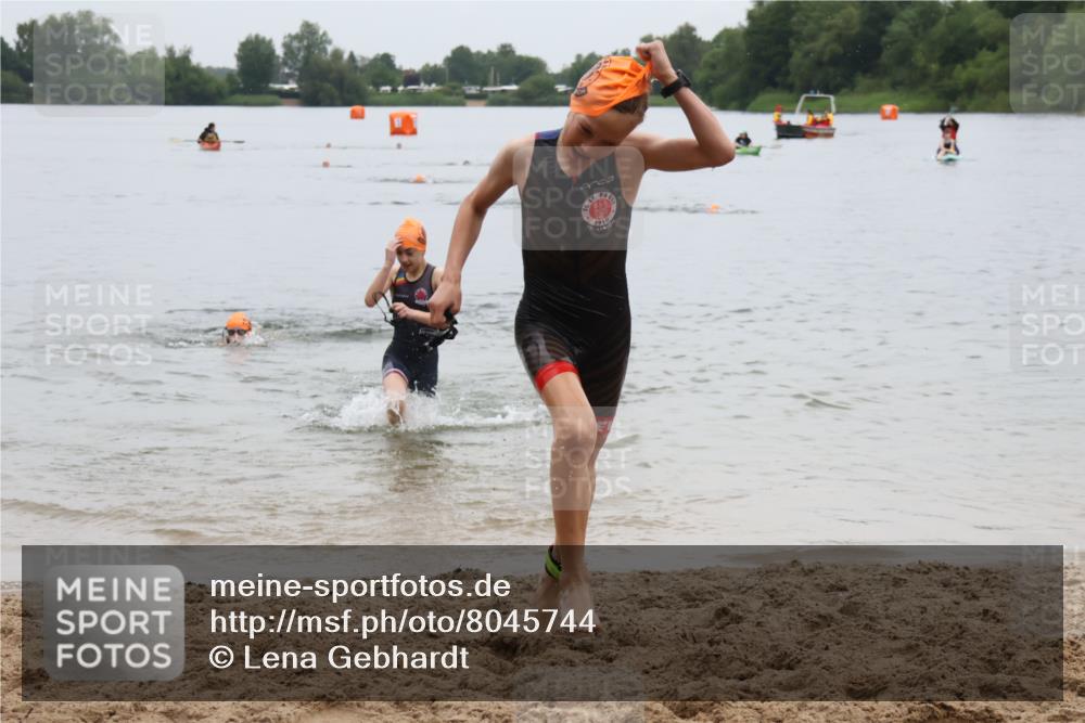 21.06.2025 - 27. Vierlanden-Triathlon Lena Gebhardt http://msf.ph/oto/8045744 15.06.2025 14:51:17 Schwimmen  meine-sportfotos.de