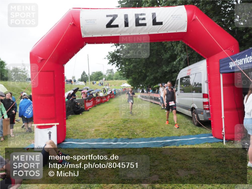 21.06.2025 - 27. Vierlanden-Triathlon MichiJ http://msf.ph/oto/8045751 15.06.2026 13:54:14 Ziel 125, 719 meine-sportfotos.de