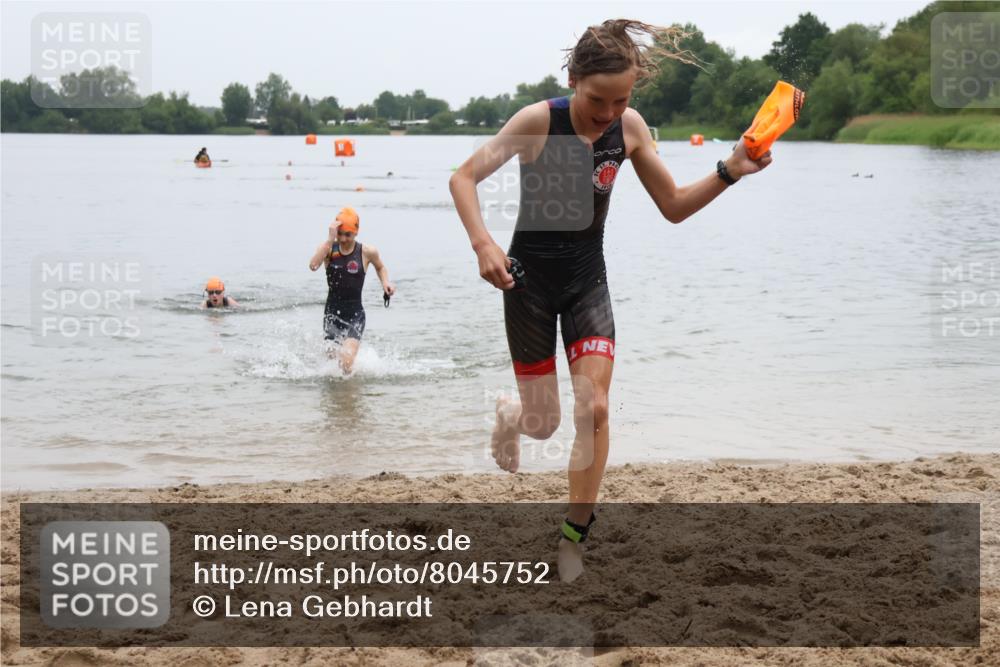 21.06.2025 - 27. Vierlanden-Triathlon Lena Gebhardt http://msf.ph/oto/8045752 15.06.2025 14:51:18 Schwimmen  meine-sportfotos.de