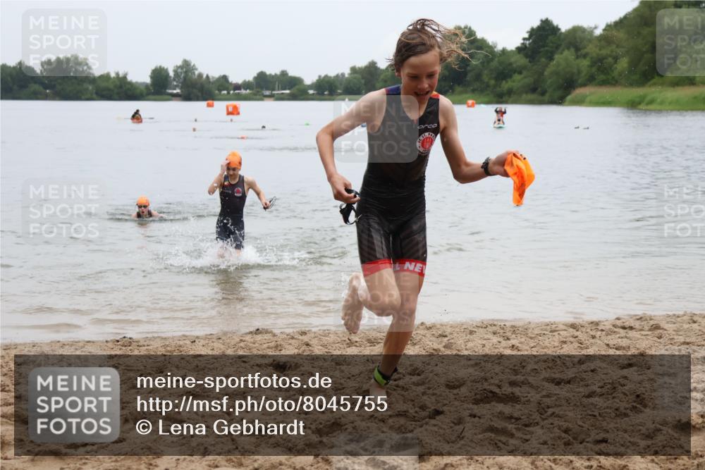 21.06.2025 - 27. Vierlanden-Triathlon Lena Gebhardt http://msf.ph/oto/8045755 15.06.2025 14:51:18 Schwimmen  meine-sportfotos.de