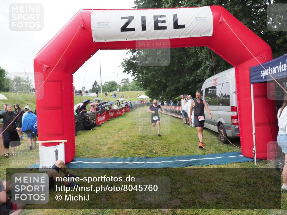 21.06.2025 - 27. Vierlanden-Triathlon MichiJ http://msf.ph/oto/8045760 15.06.2026 13:54:14 Ziel 125, 719 meine-sportfotos.de