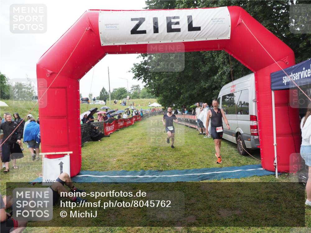 21.06.2025 - 27. Vierlanden-Triathlon MichiJ http://msf.ph/oto/8045762 15.06.2026 13:54:14 Ziel 125, 719 meine-sportfotos.de