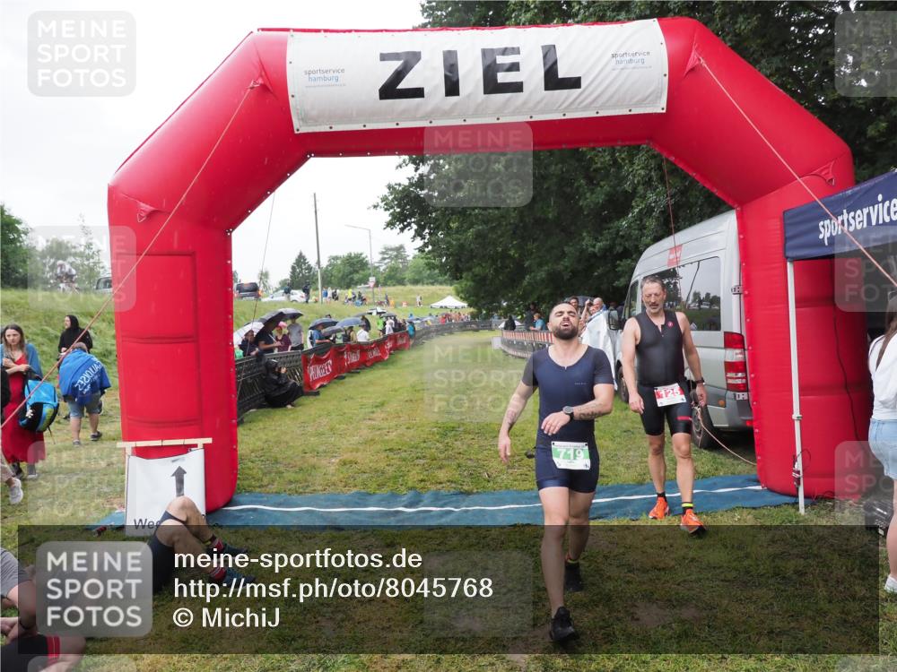 21.06.2025 - 27. Vierlanden-Triathlon MichiJ http://msf.ph/oto/8045768 15.06.2026 13:54:16 Ziel 125, 719 meine-sportfotos.de