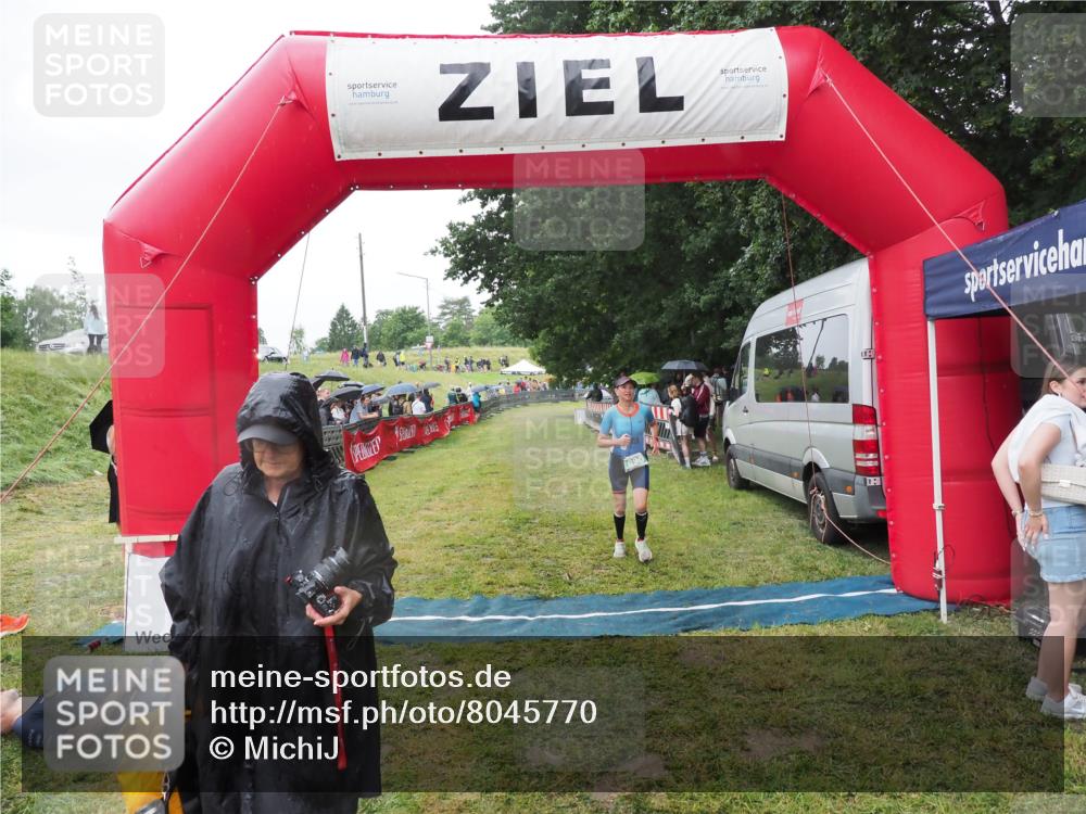 21.06.2025 - 27. Vierlanden-Triathlon MichiJ http://msf.ph/oto/8045770 15.06.2026 13:55:18 Ziel 890 meine-sportfotos.de