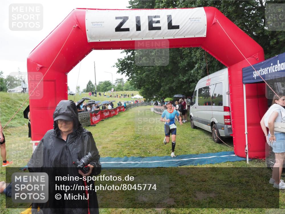 21.06.2025 - 27. Vierlanden-Triathlon MichiJ http://msf.ph/oto/8045774 15.06.2026 13:55:18 Ziel 890 meine-sportfotos.de