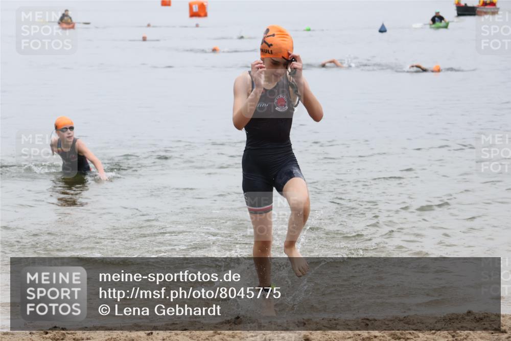 21.06.2025 - 27. Vierlanden-Triathlon Lena Gebhardt http://msf.ph/oto/8045775 15.06.2025 14:51:20 Schwimmen  meine-sportfotos.de