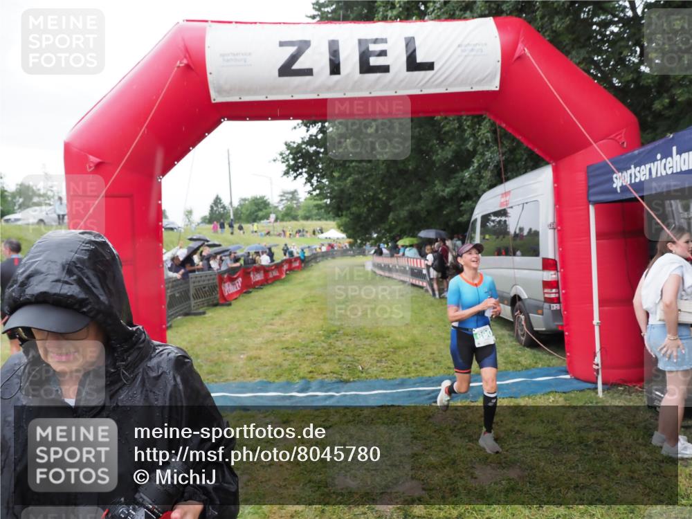 21.06.2025 - 27. Vierlanden-Triathlon MichiJ http://msf.ph/oto/8045780 15.06.2026 13:55:19 Ziel 890 meine-sportfotos.de