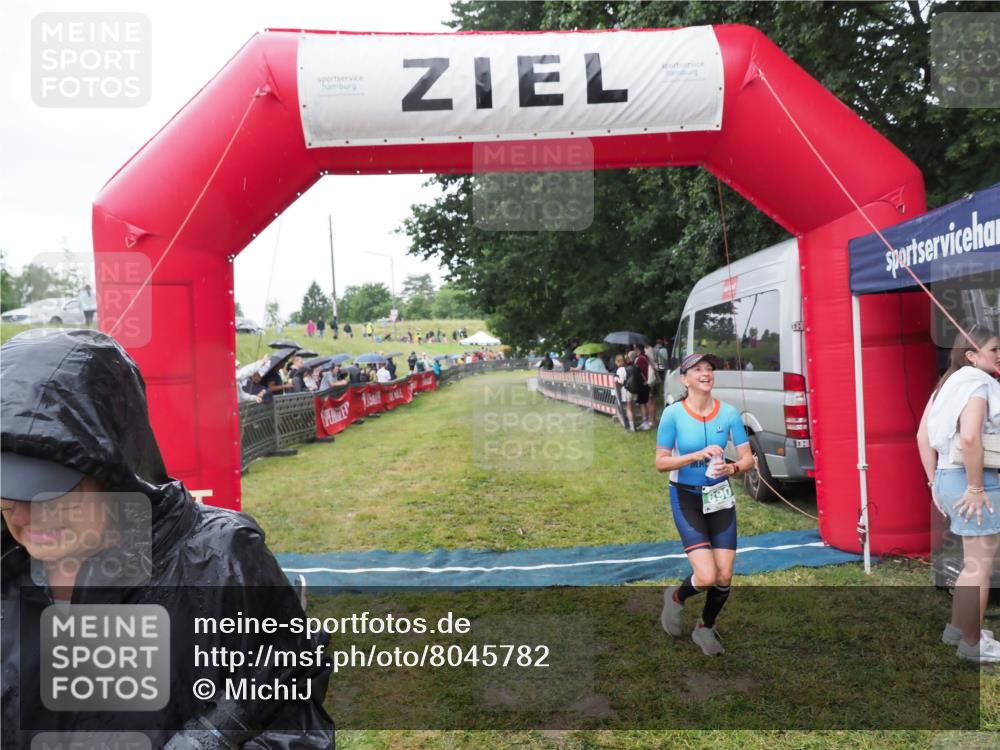 21.06.2025 - 27. Vierlanden-Triathlon MichiJ http://msf.ph/oto/8045782 15.06.2026 13:55:19 Ziel 890 meine-sportfotos.de