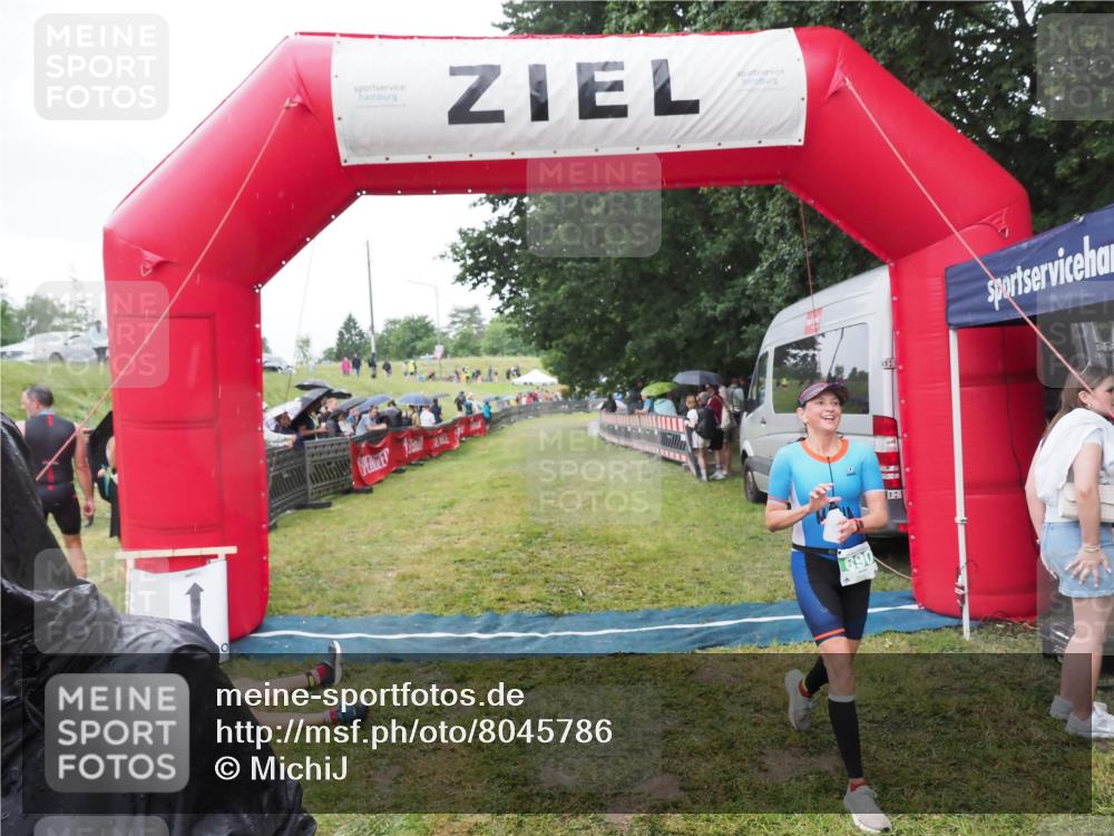 21.06.2025 - 27. Vierlanden-Triathlon MichiJ http://msf.ph/oto/8045786 15.06.2026 13:55:19 Ziel 890 meine-sportfotos.de