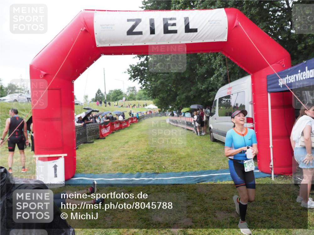 21.06.2025 - 27. Vierlanden-Triathlon MichiJ http://msf.ph/oto/8045788 15.06.2026 13:55:19 Ziel 890 meine-sportfotos.de