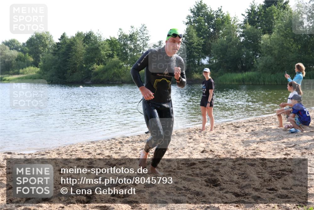 15.06.2025 - 27. Vierlanden-Triathlon Lena Gebhardt http://msf.ph/oto/8045793 15.06.2025 08:40:43 Schwimmen 5 meine-sportfotos.de