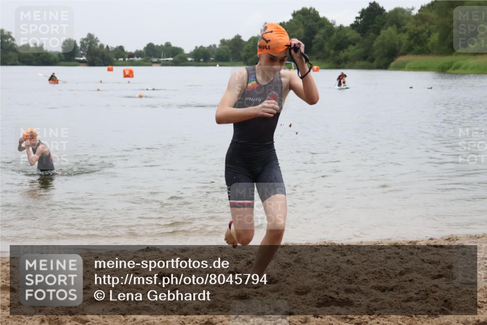 21.06.2025 - 27. Vierlanden-Triathlon Lena Gebhardt http://msf.ph/oto/8045794 15.06.2025 14:51:21 Schwimmen  meine-sportfotos.de