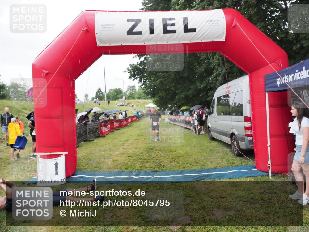 21.06.2025 - 27. Vierlanden-Triathlon MichiJ http://msf.ph/oto/8045795 15.06.2026 13:55:46 Ziel 784 meine-sportfotos.de