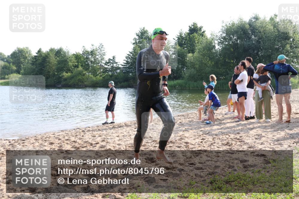 15.06.2025 - 27. Vierlanden-Triathlon Lena Gebhardt http://msf.ph/oto/8045796 15.06.2025 08:40:43 Schwimmen 5 meine-sportfotos.de