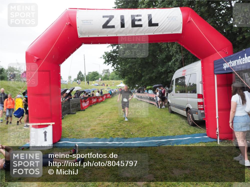 21.06.2025 - 27. Vierlanden-Triathlon MichiJ http://msf.ph/oto/8045797 15.06.2026 13:55:47 Ziel 784 meine-sportfotos.de