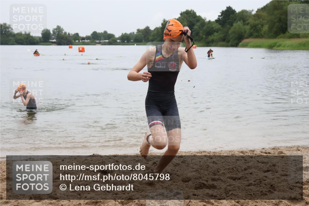 21.06.2025 - 27. Vierlanden-Triathlon Lena Gebhardt http://msf.ph/oto/8045798 15.06.2025 14:51:21 Schwimmen  meine-sportfotos.de