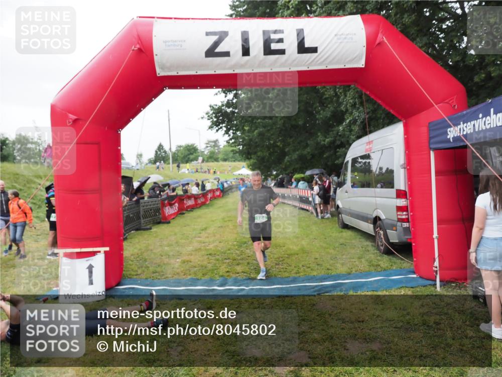 21.06.2025 - 27. Vierlanden-Triathlon MichiJ http://msf.ph/oto/8045802 15.06.2026 13:55:48 Ziel 784 meine-sportfotos.de