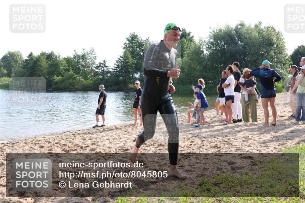 15.06.2025 - 27. Vierlanden-Triathlon Lena Gebhardt http://msf.ph/oto/8045805 15.06.2025 08:40:43 Schwimmen 5 meine-sportfotos.de