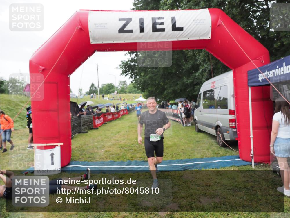 21.06.2025 - 27. Vierlanden-Triathlon MichiJ http://msf.ph/oto/8045810 15.06.2026 13:55:49 Ziel 784, 969 meine-sportfotos.de