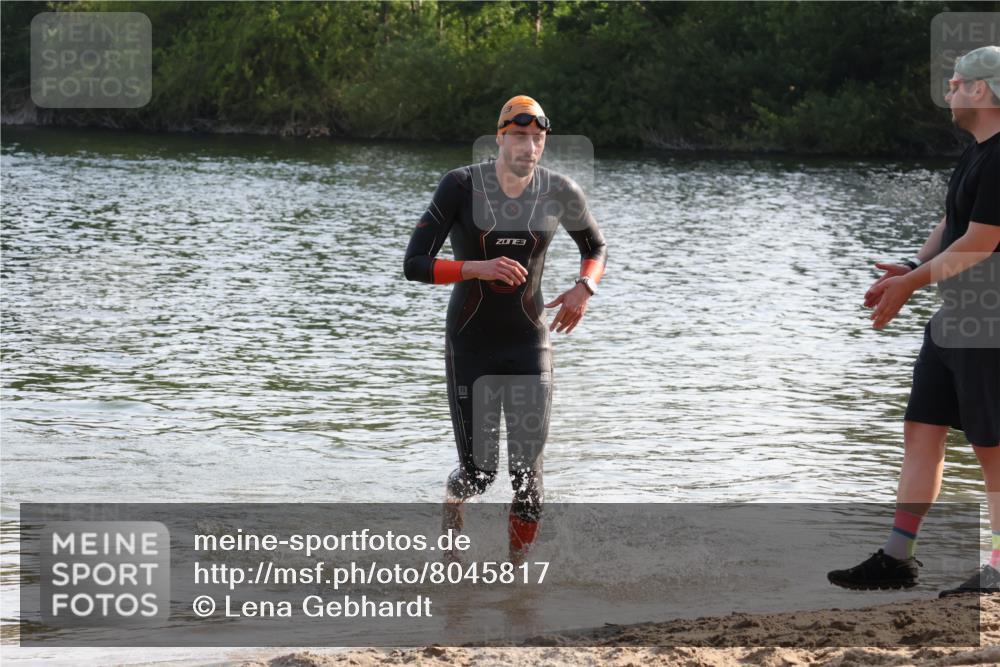 15.06.2025 - 27. Vierlanden-Triathlon Lena Gebhardt http://msf.ph/oto/8045817 15.06.2025 08:40:55 Schwimmen 99, 114 meine-sportfotos.de