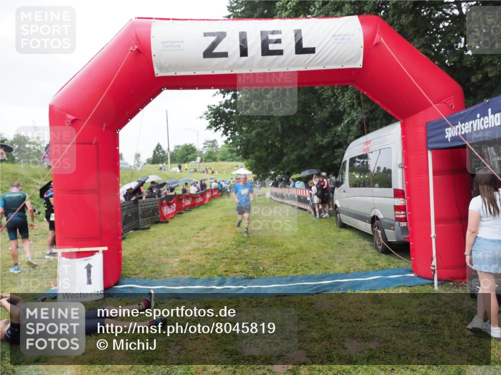 21.06.2025 - 27. Vierlanden-Triathlon MichiJ http://msf.ph/oto/8045819 15.06.2026 13:55:51 Ziel 784, 969 meine-sportfotos.de