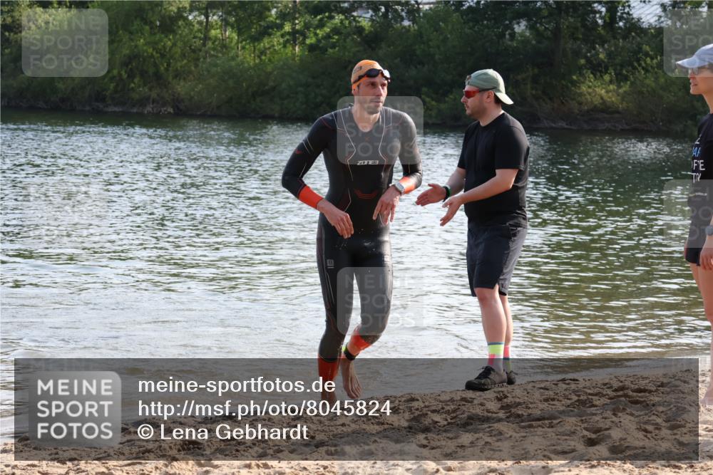 15.06.2025 - 27. Vierlanden-Triathlon Lena Gebhardt http://msf.ph/oto/8045824 15.06.2025 08:40:56 Schwimmen 99, 114, 129 meine-sportfotos.de